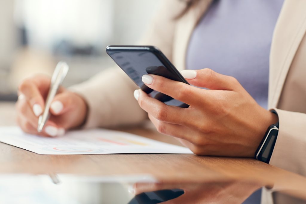 woman using her phone to look for mobile notary services - get notarized in another state